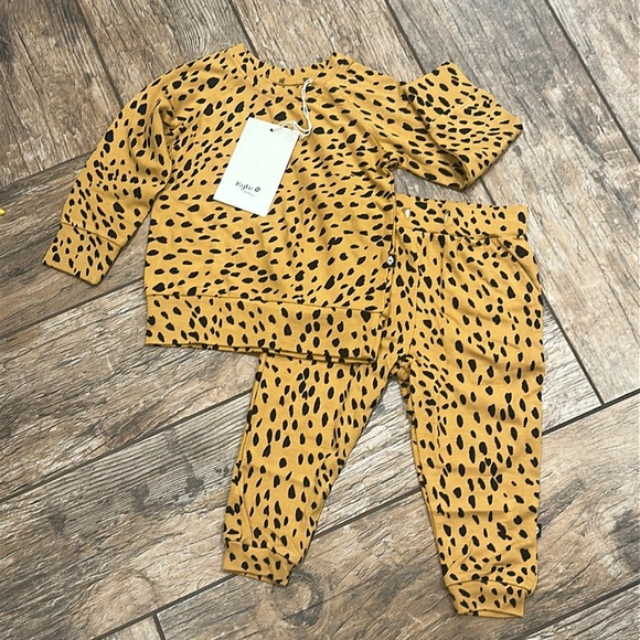 Kyte Baby Long Sleeve Pajamas - Marigold Cheetah NWT 12-18 months - Picture 2 of 3